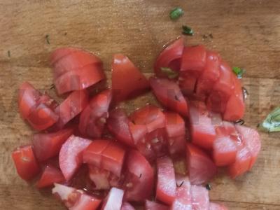 Salotas su žolelėmis, pomidorais, agurkais ir augaliniu aliejumi Žingsnis 1