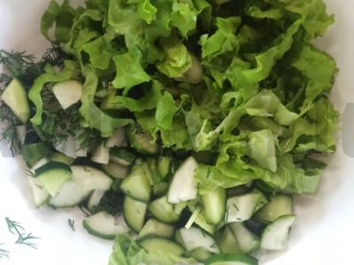 Salotas su žolelėmis, pomidorais, agurkais ir augaliniu aliejumi Žingsnis 2