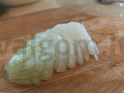 Salotas su žolelėmis, pomidorais, agurkais ir augaliniu aliejumi Žingsnis 3