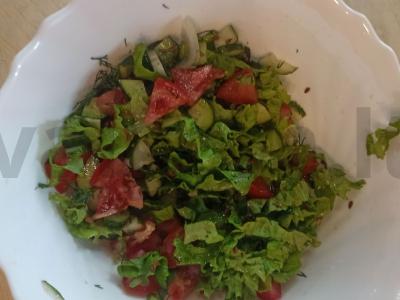 Salotas su žolelėmis, pomidorais, agurkais ir augaliniu aliejumi Žingsnis 4