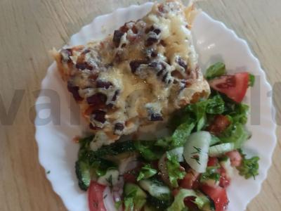 Salotas su žolelėmis, pomidorais, agurkais ir augaliniu aliejumi pagrindine nuotrauka