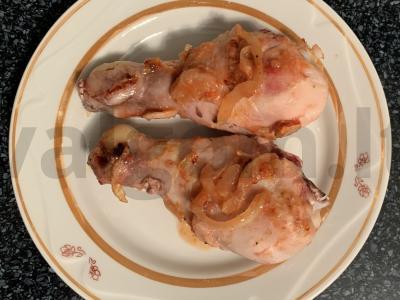 Kepta vištienos blauzda su krienais ir pomidorų padažu pagrindine nuotrauka