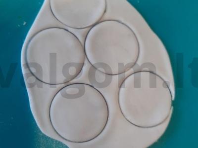 Gėlytės iš masės torto dekoravimui Žingsnis 9