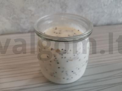 Jogurtas su chia sėklomis ir muesli pagrindine nuotrauka