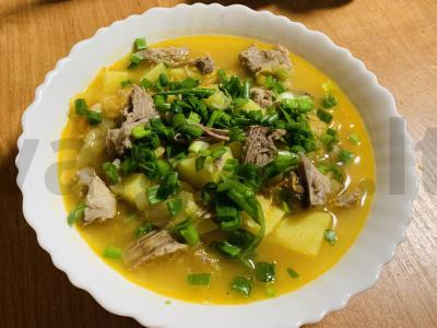 Žirnių sriuba su kiauliena ir rūkytomis vištienos kojelėmis pagrindine nuotrauka