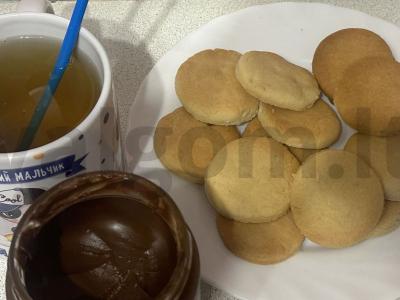 Sausainiai su šokoladiniu kremu arbatai pagrindine nuotrauka