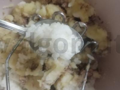 Konservuotų žuvies kotletai Žingsnis 4