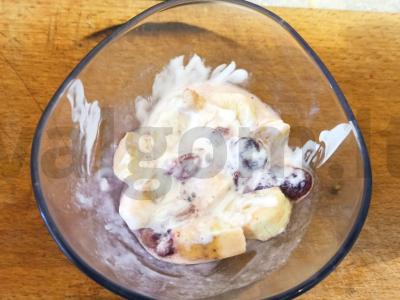 Braškės ir bananų desertas pagrindine nuotrauka