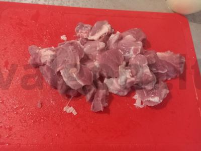 Kepti kiaulienos gabaliukai su svogūnais Žingsnis 2