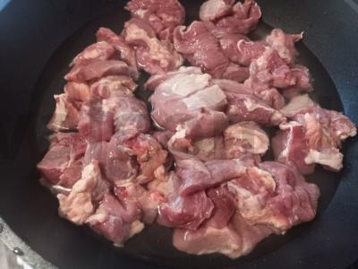 Kepti kiaulienos gabaliukai su svogūnais Žingsnis 4