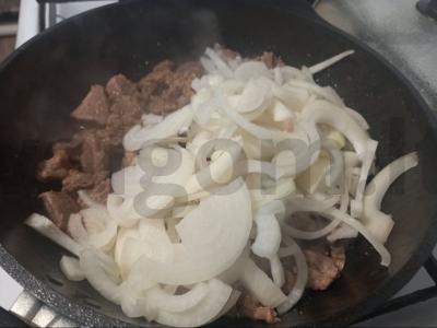 Kepti kiaulienos gabaliukai su svogūnais Žingsnis 6