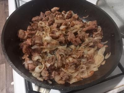 Kepti kiaulienos gabaliukai su svogūnais Žingsnis 7