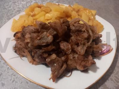 Kepti kiaulienos gabaliukai su svogūnais pagrindine nuotrauka