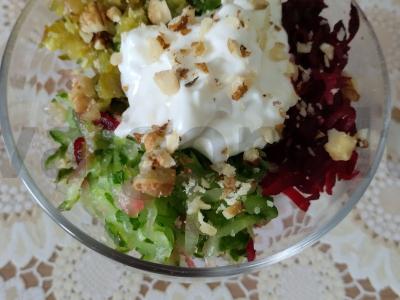 Burokėlių salotos su šviežiu ir marinuotu agurku pagrindine nuotrauka