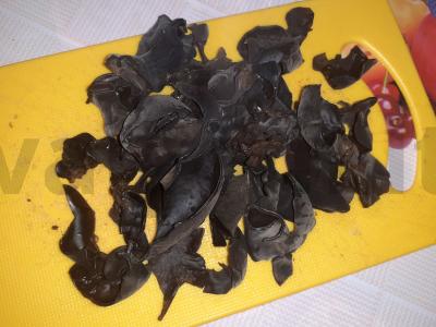 Vištiena kinietiškai su medžio grybais Žingsnis 1