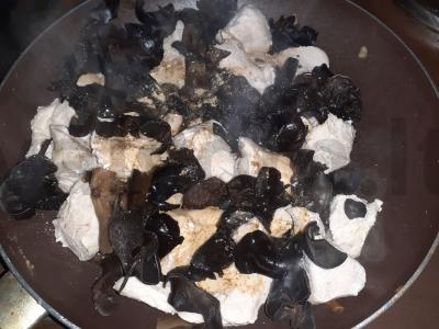 Vištiena kinietiškai su medžio grybais Žingsnis 3