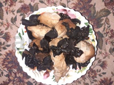 Vištiena kinietiškai su medžio grybais pagrindine nuotrauka