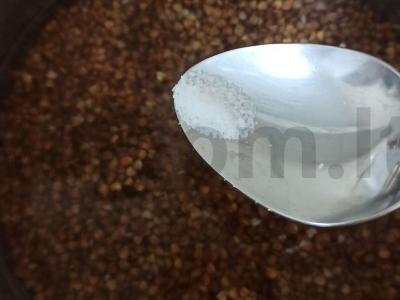 Grikių košė su sviestu ir prieskoniais Žingsnis 1