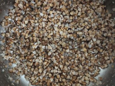 Grikių košė su sviestu ir prieskoniais pagrindine nuotrauka