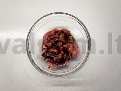 Kiauliena saldžiarūgščiame padaže su ryžiais Žingsnis 1