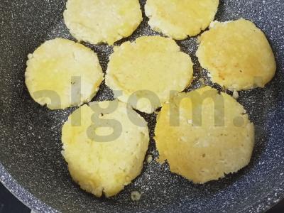 Švelnūs varškėčiai su kukurūzų miltais Žingsnis 3