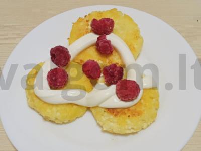 Švelnūs varškėčiai su kukurūzų miltais pagrindine nuotrauka