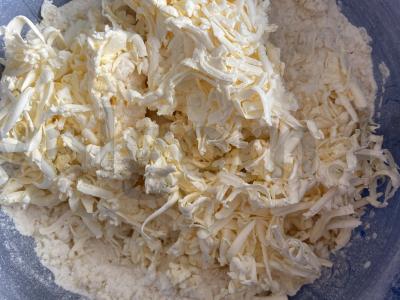 Sluoksniuotas pyragas su grietine ir vyšniomis Žingsnis 1