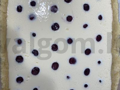 Sluoksniuotas pyragas su grietine ir vyšniomis Žingsnis 2