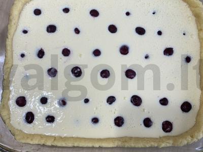 Sluoksniuotas pyragas su grietine ir vyšniomis Žingsnis 3