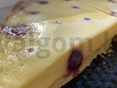 Sluoksniuotas pyragas su grietine ir vyšniomis pagrindine nuotrauka