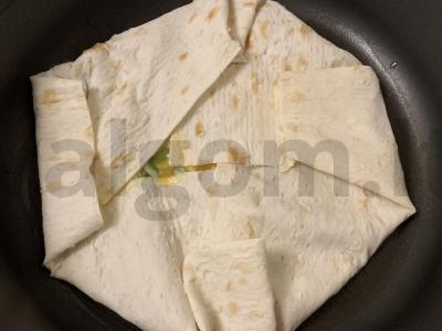 Lavašas su dešros, pomidorų ir kiaušinių įdaru Žingsnis 6