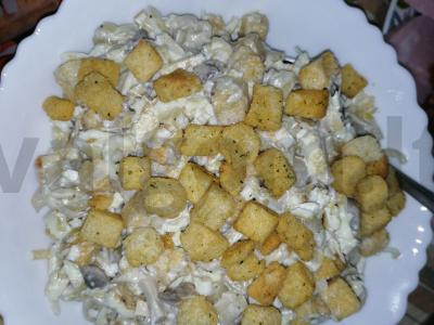 Šventinis salotas su pievagrybiais pagrindine nuotrauka