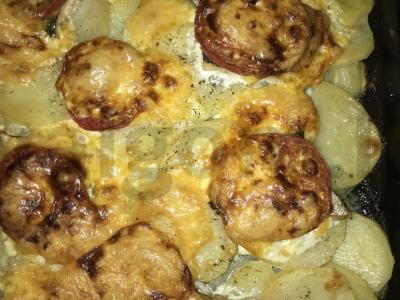 Lašiša su bulvėmis ir pomidoru po sūriu pagrindine nuotrauka