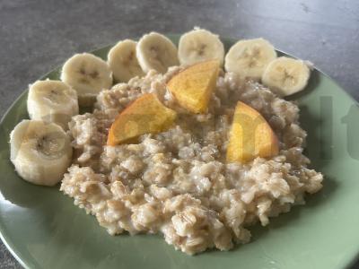 Avižinė košė su vaisiais ir sviestu pagrindine nuotrauka