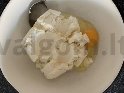 Sūrio blynai orkaitėje su razinomis ir cukatais Žingsnis 2