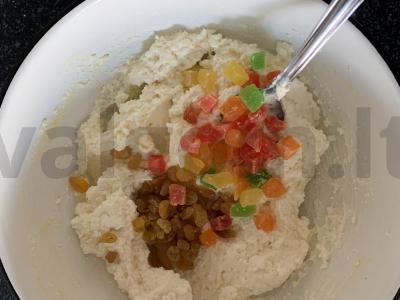 Sūrio blynai orkaitėje su razinomis ir cukatais Žingsnis 3