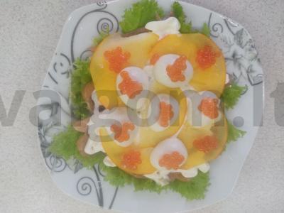 Naujųjų metų šventinis salotas su raudona žuvimi ir persimonu pagrindine nuotrauka