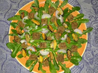 Užkandis su midijomis, skrudintomis duonelėmis, pienėmis ir svogūnais Žingsnis 4