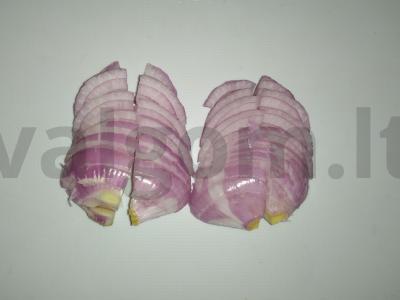 Saldus bulvės patiekalas su keptomis voveraitėmis ir svogūnais Žingsnis 1