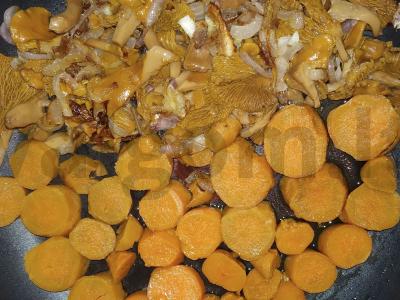 Saldus bulvės patiekalas su keptomis voveraitėmis ir svogūnais Žingsnis 4