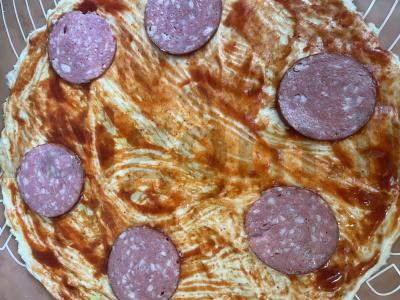 Namų pica su rūkytomis dešromis ir alyvuogėmis Žingsnis 2