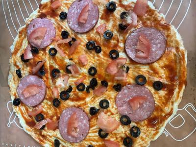 Namų pica su rūkytomis dešromis ir alyvuogėmis Žingsnis 3