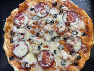 Namų pica su rūkytomis dešromis ir alyvuogėmis pagrindine nuotrauka