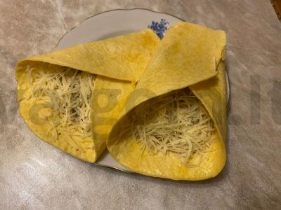 Sotūs sūrio tortilija su daržovėmis, pievagrybiais ir mėsa pagrindine nuotrauka