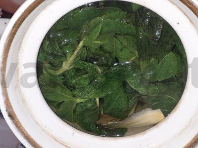 Gaivus kokteilis su braškėmis, mėtų arbata ir mineraliniu vandeniu Žingsnis 1