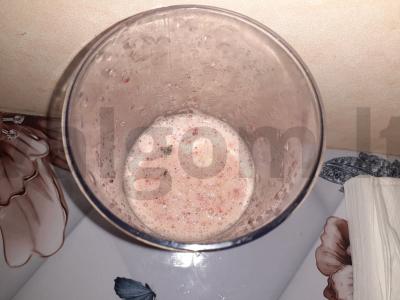 Gaivus kokteilis su braškėmis, mėtų arbata ir mineraliniu vandeniu Žingsnis 3