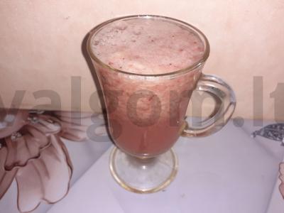 Gaivus kokteilis su braškėmis, mėtų arbata ir mineraliniu vandeniu pagrindine nuotrauka