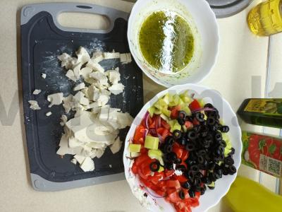 Graikiškas salotas su sūriu sūryje Žingsnis 1