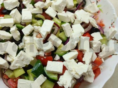 Graikiškas salotas su sūriu sūryje pagrindine nuotrauka