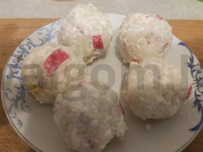 Ryžių rutuliukai su krabų lazdelėmis pagrindine nuotrauka